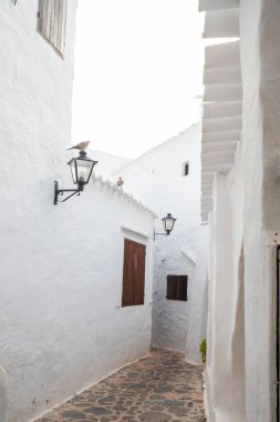 İspanya 'nın Menorca kentindeki geleneksel bir köyde davetkar bir yol. 03.08.2025
