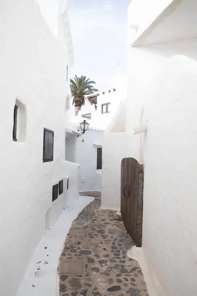 Menorca, İspanya 'da Beyaz Saray ve Taş Yollu Dar Sokak 03.08.2025