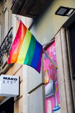 Şehrin sokaklarında LGBT Onur Kutlaması: azınlıkları destekleyen binaların cephelerinde bayraklar, Barselona İspanya 29.06.2025