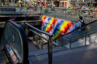 Barcelona LGBT Pride posteri Barcelona İspanya metrosunun girişinde 29.06.2025