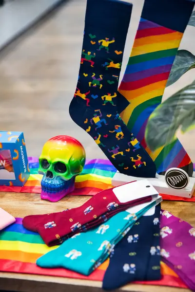 LGBT temalı ayrıntılar: kurukafa, çorap ve ambalaj sergileniyor. Barselona İspanya 29.06.2025