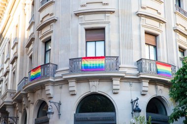 Tarihi bir binanın balkonlarında LGBT eşitlik sembolü bayraklar, Barselona İspanya 29.06.2025