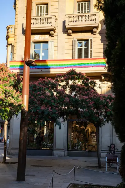 Şehirdeki gurur, LGBT eşitlik sembolü, Barcelona İspanya 29.06.2025 tarihli bir binanın balkonlarında bayraklar.