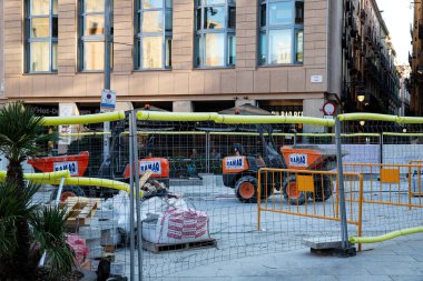 Şehir merkezinde inşaat ekipmanları ve çitlerle aktif iş, yenileme, Barselona İspanya 29.06.2025