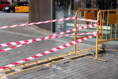 Kaldırımda tehlike, inşaat bandı ve engeller Barselona İspanya 29.06.2025