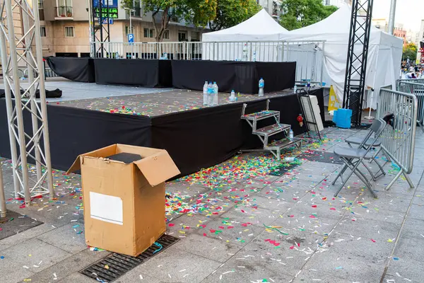 Kutlamanın neticesi. Şehir merkezi Barselona 'daki bir festivalden sonra konfeti ve çöp. İspanya 29.06.2025