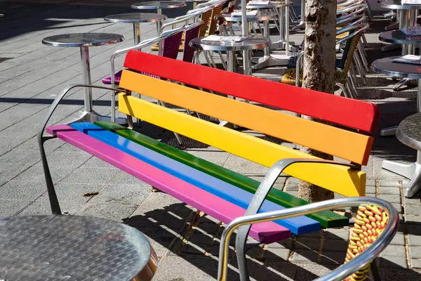 İspanya 'nın Sitges kentindeki LGBT bankları, çeşitlilik sembolü 30.06.2025