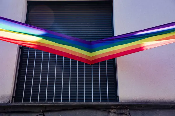 Şehir gurur için hazırlanıyor. İspanya Sitges 'deki LGBT topluluğunun kutlaması, büyük gökkuşağı bayrakları 30.06.2025