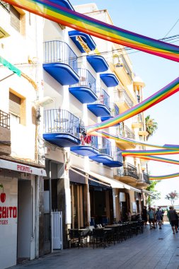 Sitges, İspanya 'daki LGBT atmosferi, sokakta gökkuşağı bayrakları 30.06.2025