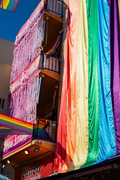 İspanya 'nın Sitges kentindeki bir binada LGBT bayraklı gurur sembolü, LGBT için 30.06.2025 Avrupa kenti