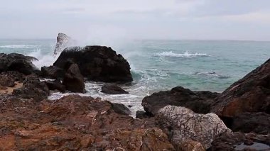 Barselona, İspanya 'nın doğal güzelliği, taşlı deniz manzarası. Meditasyon için deniz ve doğa videosu