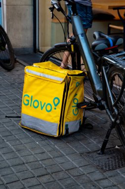 Modern Şehir Teslimatı, Glovo Sırt Çantası ve E-Bisiklet. Barselona İspanya 29.06.2025