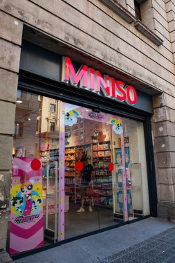 Alışveriş Yeri, MINISO Mağaza Girişi. Barselona İspanya 29.06.2025