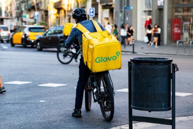 Glovo Courier ve Bisiklet, Gig Economy iş başında. Barselona İspanya 29.06.2025