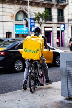 Barcelona 'da yemek teslimatçısı. Barselona İspanya 29.06.2025