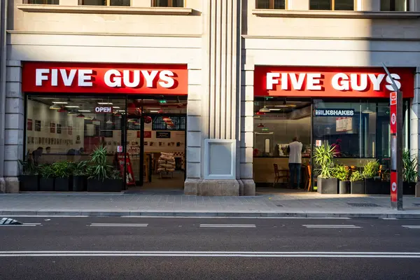 Hızlı Gündelik Lokanta, İspanya Barselona 'da Beş Erkek Mağazası 29.06.2025