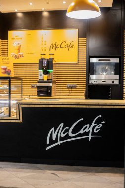 McDonalds 'ın içinde, McKafeinli İkramlar, Tatlılar ve İçecekler. Fast Food Barcelona İspanya 09.07.2025