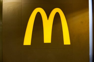 M Logosu. Global Fast Food Sembolü McDonald 's Barselona İspanya 09.07.2025