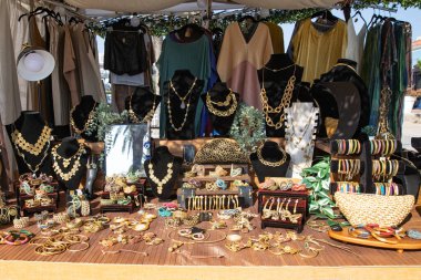 Sokak fuarındaki mücevher tezgahı, altın parıltısı. Geniş çaplı kostüm mücevherleri ve el yapımı süsler.