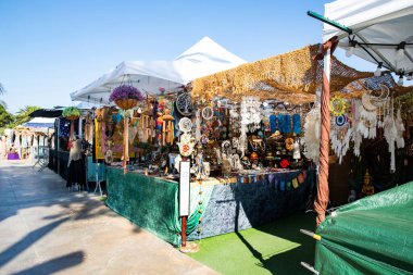 İspanya 'da yaz açık hava fuarı. Egzotik mallar satan tezgahlar. İspanya 'da 30.06.2025 