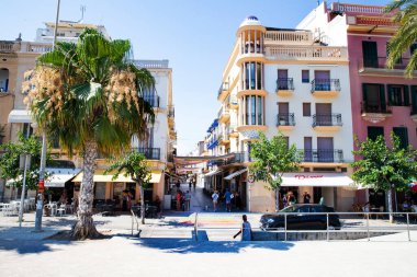 Tipik Katalan kasabası, mimari ve turistler İspanya 'da 30.06.2025