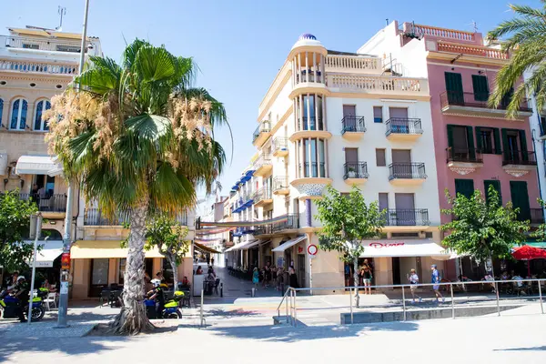 Palmiye ağaçları ve yaz atmosferi olan Sitges Caddesi İspanya 30.06.2025
