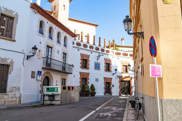 Katalonya 'nın otantik mimarisi. Güneşli bir günde, İspanya 'nın tarihi binasının manzarası 30.06.2025