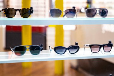 Yeni gözlük almak, bir mağazadan geniş bir yelpazede. Güneş gözlükleri moda bir aksesuar.
