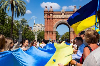 Zafer Takı 'nda mavi ve sarı bayrak taşıyan göstericiler, Barselona İspanya' da Ukrayna Bayrak Günü 23.08.2025