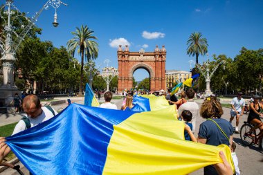 Barselona 'da Ukrayna Bayrak Günü. Barcelona İspanya Zafer Takı 'nda büyük sarı ve mavi bir bayrak. 23.08.2025