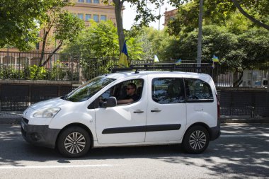 Avrupa 'daki Ukraynalılar Ukrayna Bayrak Günü' nü ve bağımsızlığını kutladılar. Sarı ve mavi bayraklı araçlar geçidi, Ukrayna Barselona, İspanya 'nın sembolü, 23.08.2025