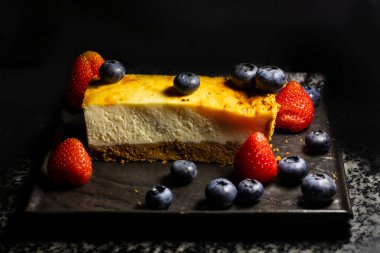 Tatlı tatlı, böğürtlenli arka planda