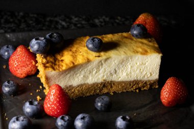 Yaz tatlısı, süzme peynir, çilekli cheesecake, New York peynirli kek.