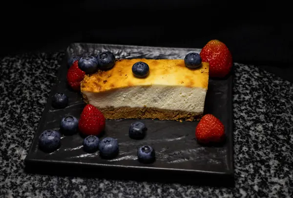 Böğürtlenli ev yapımı peynirli kek, tatlı tarifi için fotoğraf.