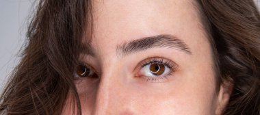 Güzellik salonunda kat kat işlemleri yapıldıktan sonra gözlerini ve kaşlarını kapat.