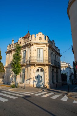 Zarif mimari, yaya geçidi ve ağaçları olan tarihi bir konak. İspanya, Sitges, 03.07.2025