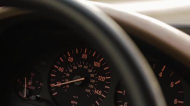 Hızlanmakta olan bir arabanın hız göstergesini kapat. Yüksek kaliteli FullHD görüntüler