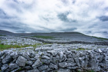 İrlanda 'nın Clare ilçesindeki Burren geopark karst simgesi