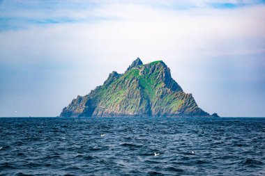 Skellig Michael İrlanda 'da güneşli bir günde Kelt manastırı yerleşimi 