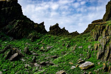 Skellig Michael İrlanda 'da güneşli bir günde Kelt manastırı yerleşimi 