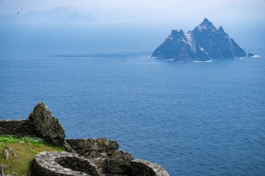 Skellig 'den küçük iskelet görüntüsü. Michael Kelt manastırı yerleşimi. 