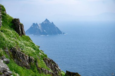 Skellig 'den küçük iskelet görüntüsü. Michael Kelt manastırı yerleşimi. 