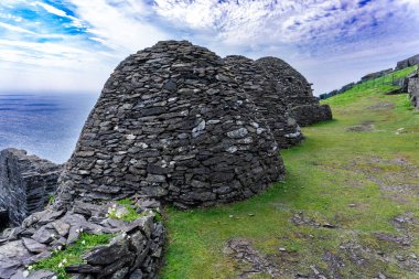 Skellig Michael İrlanda 'da güneşli bir günde Kelt manastırı yerleşimi 