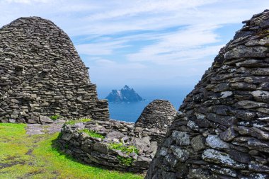 Skellig Michael İrlanda 'da güneşli bir günde Kelt manastırı yerleşimi 