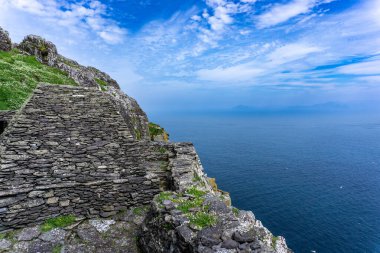 Skellig Michael İrlanda 'da güneşli bir günde Kelt manastırı yerleşimi 