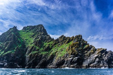 Skellig Michael, Kerry İrlanda 'nın güneşli bir gününde harika bir kaya manzarası