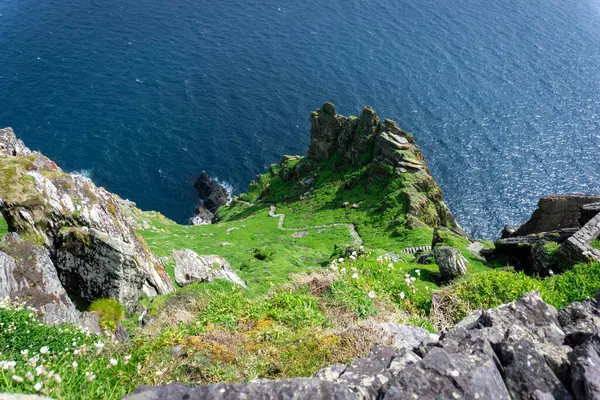 Skellig Michael güneşli bir günde Kelt manastırı yerleşim merdivenlerini sallıyor 