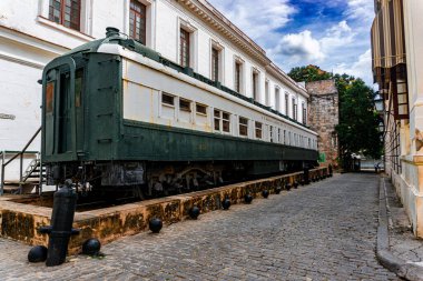 Küba 'nın eski Havana kentindeki kırsal bir sokakta eski bir Küba treni.