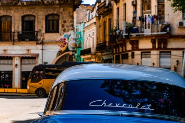 Küba 'nın özünü Havana sokaklarında tecrübe edin. İkonik mimari klasik arabalar ve canlı bir ruhla dolu.