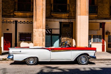 Küba 'nın özünü Havana sokaklarında tecrübe edin. İkonik mimari klasik arabalar ve canlı bir ruhla dolu.